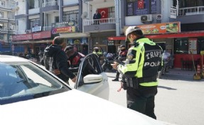 İzmir'de asayiş ve trafik denetimi; 1216 kişinin kimlik sorgulaması yapıldı