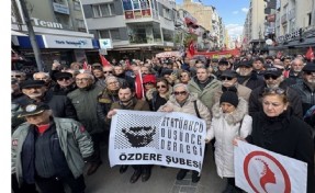 İzmir'de teğmenlerin ihracına protesto: 'Disiplin suçu işlemediler'