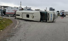 İzmir'de yolcu minibüsü ile hafif ticari araç çarpıştı: 9 yaralı