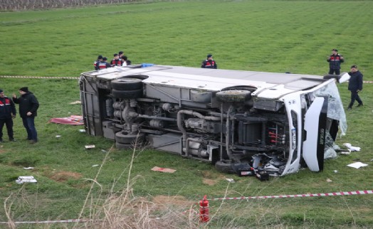 İzmir'den halter turnuvasına giden öğrencileri taşıyan midibüs devrildi; 2 ölü, 26 yaralı