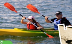 İzmir’in gençleri su sporlarıyla tanışıyor