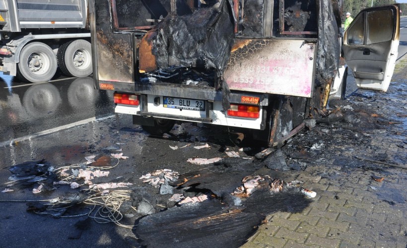 Manisa'da seyir halindeki lokma dağıtım aracı yandı