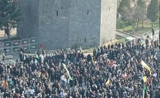 Öcalan'ın çağrısı için Diyarbakır meydanı doldu