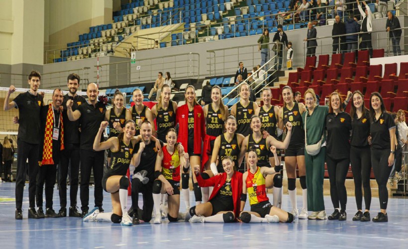 Voleybolda Göztepe'den sonra Karşıyaka da yarı finalde