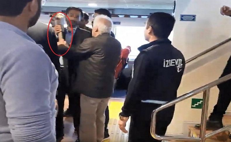 'Bu vapur İstanbul'a gidecek' diye bağıran baltalı eylemciyi polis ikna etti