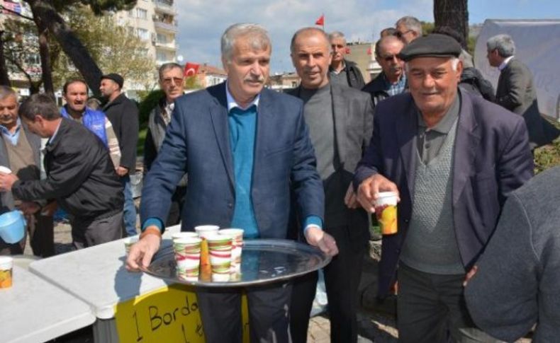 Süt fiyatlarını süt dağıtarak protesto ettiler