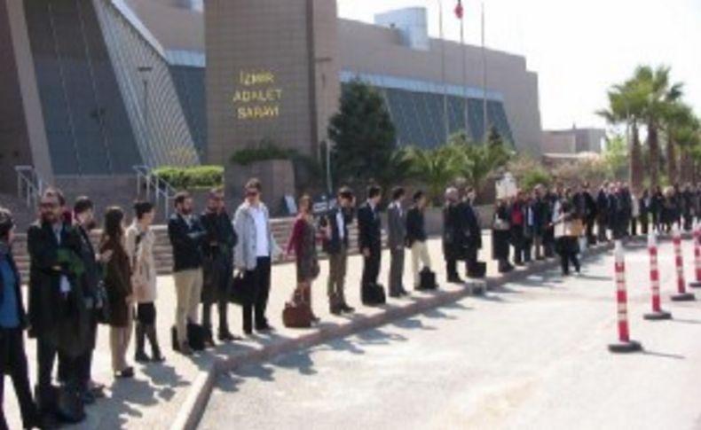 İzmirli avukatlardan 'zincirli' protesto