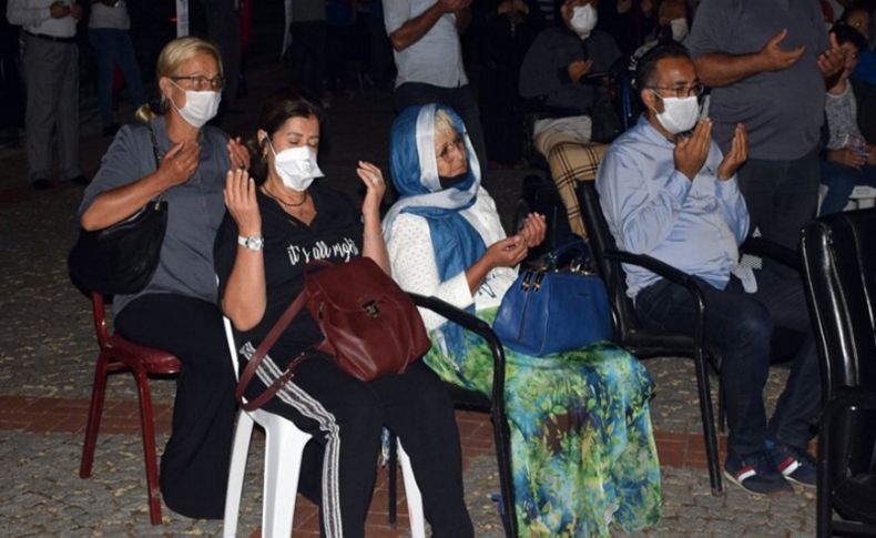 17 Ağustos depreminin 21. yılı: Hayatını kaybedenler törenle anıldı