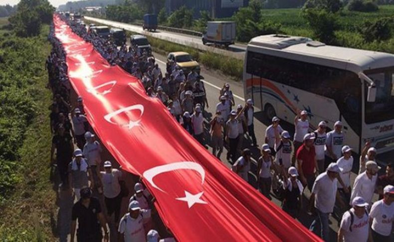 17'nci günde dev Türk Bayrağı açtılar