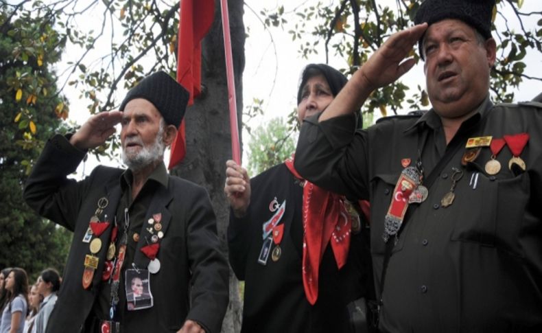 19 Mayıs kutlamaları, anıta çelenk konmasıyla başladı