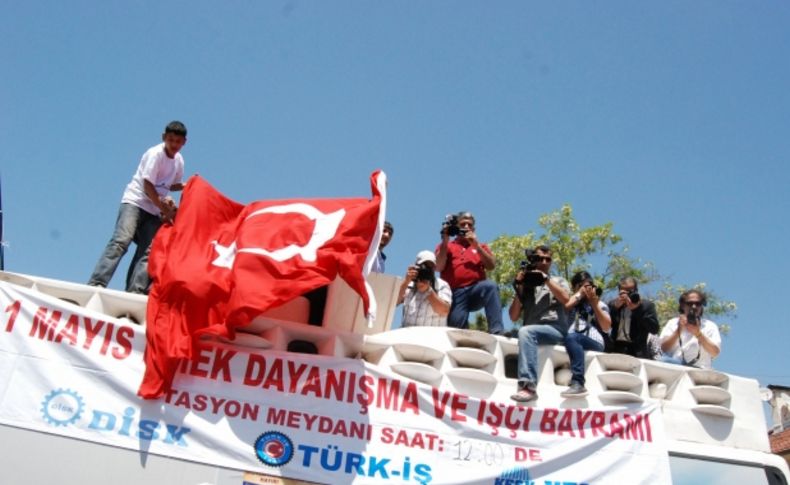 1 Mayıs kutlamalarında bayrak gerginliği