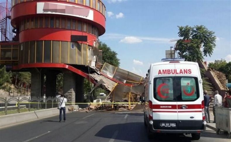 Flaş! Üzerinde lokanta bulunan üst geçide kamyon çarptı