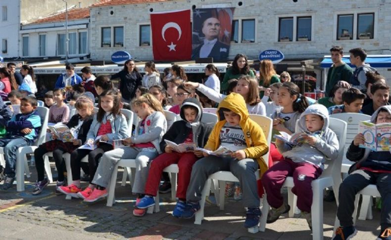 Foça'da kitap okuma şöleni