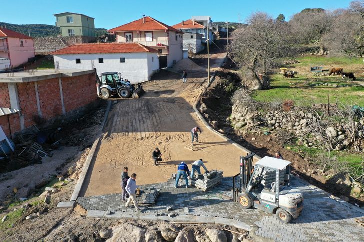 Çukurköy yollarına parke taşı döşendi