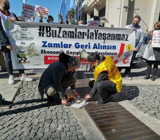 İzmir'de memurlar sokağa indi, fatura yaktı