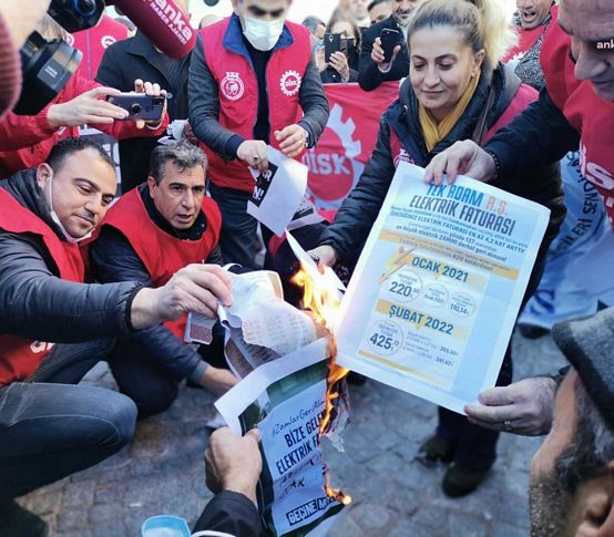 İzmir'de işçi ve memurlardan 'zam' protestosu; Faturaları yaktılar!