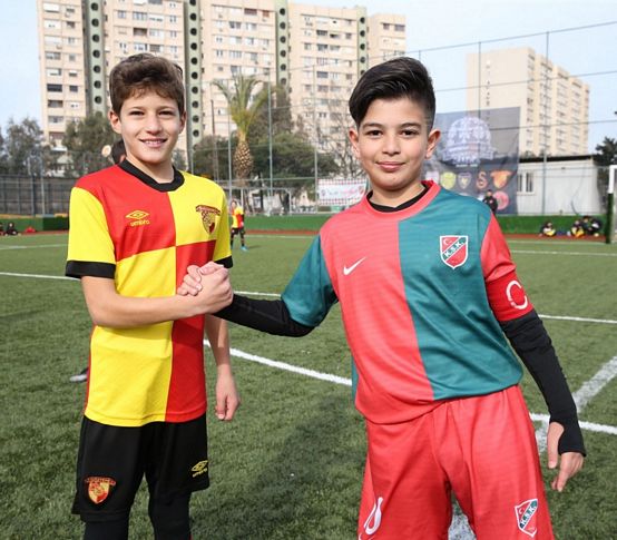 Karşıyaka'da miniklerin futbol şöleni