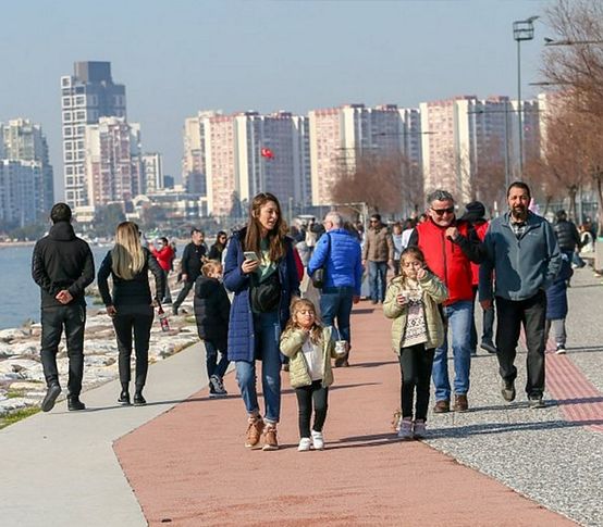 Sıcak havayı fırsat bildiler: İzmirliler sahillere akın etti