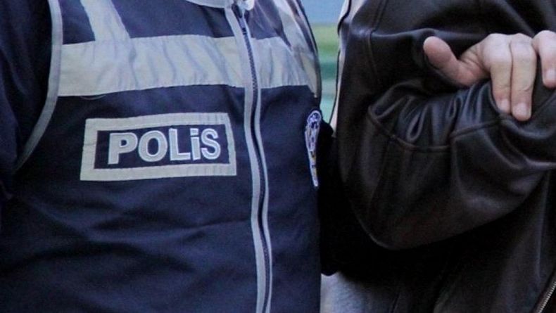 İzmir’de birçok suçtan aranan şüpheli kıskıvrak yakalandı