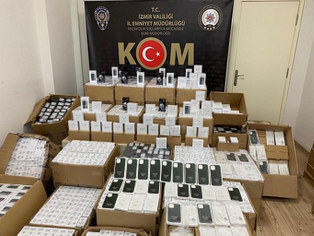 İzmir’de kaçak cep telefonu operasyonu