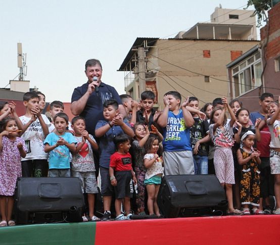 Karşıyaka'da Roman şenliği coşkusu