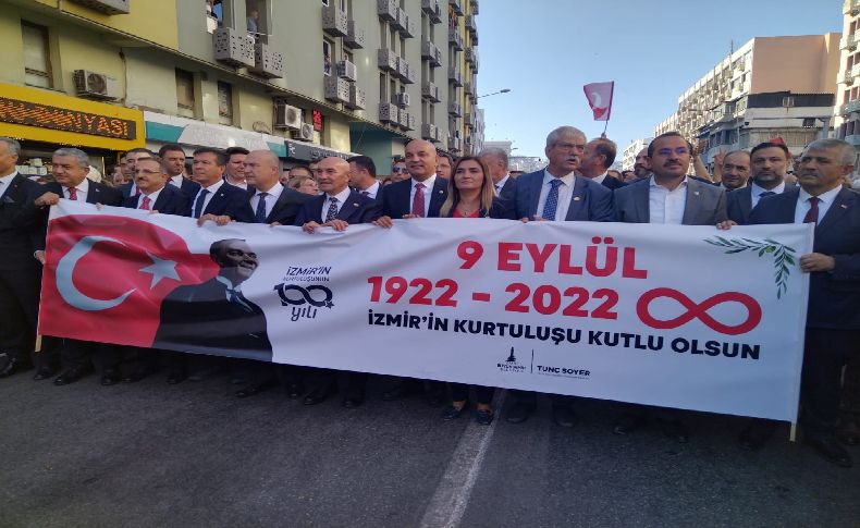 İzmir’de 100. yıl coşkusu başladı