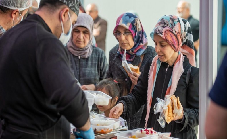 İzmir ekipleri, Osmaniye’de kapı kapı dolaşarak yardım ulaştırıyor