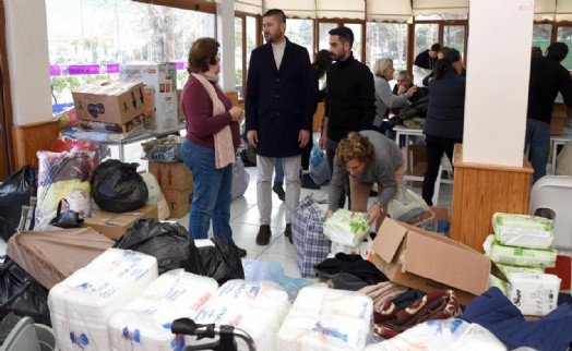 Foça'dan deprem bölgesine yardım gönderilmeye devam ediliyor