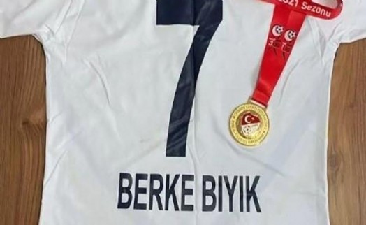 Berke Bıyık, depremzedelere yardım için formasını sattı!