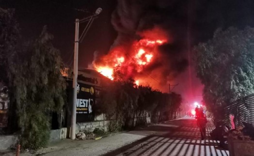 İzmir’de lastik bayisinde çıkan yangın söndürüldü