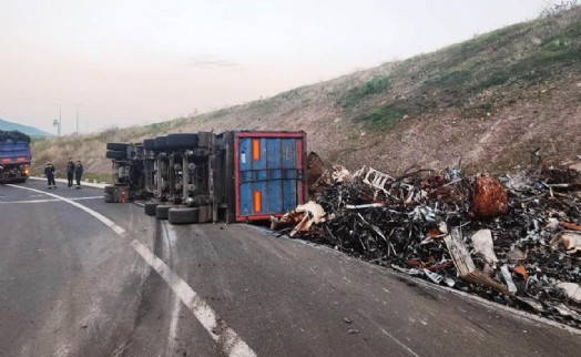 İzmir’de kontrolden çıkan hurda yüklü çekici devrildi