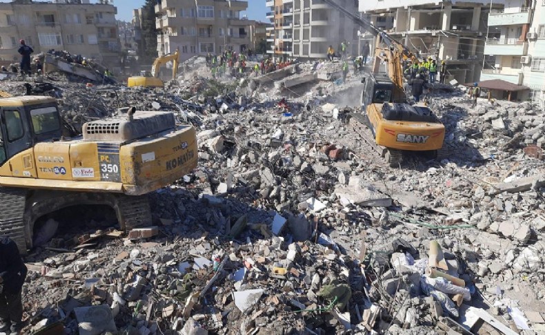 İzmir ekipleri depremin 102. saatinde bir canı daha kurtardı