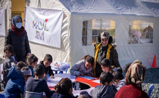 Depremzede çocukların yüzleri Masal Evi ile gülüyor