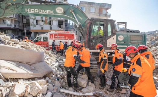 İzmir İtfaiyesi arama kurtarma çalışmalarını sürdürüyor