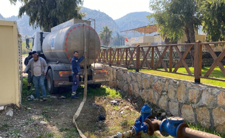 Deprem bölgesindeki su sorunu için İZSU ekipleri devrede