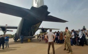 Sudan'a giden Türk tahliye uçağına ateş açıldı