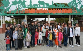 Başkan Tekin, depremzede çocukların yüzünü güldürdü