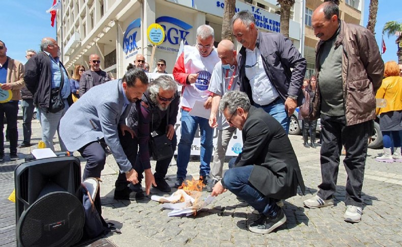 İzmir'de memurlar bordrolarını yaktı