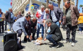 İzmir'de memurlar bordrolarını yaktı