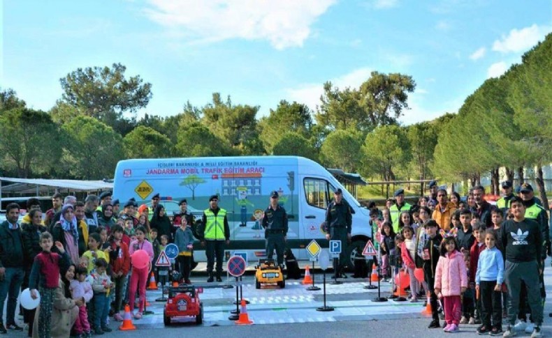 İzmir'de jandarmadan depremzede çocuklarla trafik etkinliği