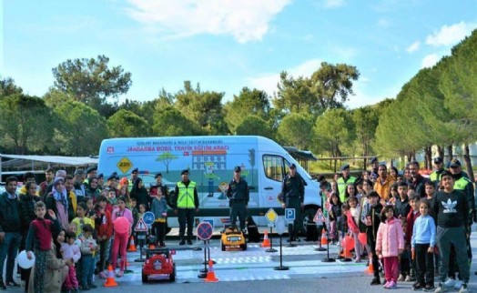 İzmir'de jandarmadan depremzede çocuklarla trafik etkinliği