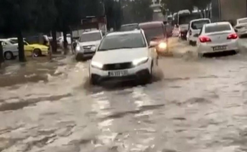 İzmir'de sağanak yağış caddeleri göle çevirdi