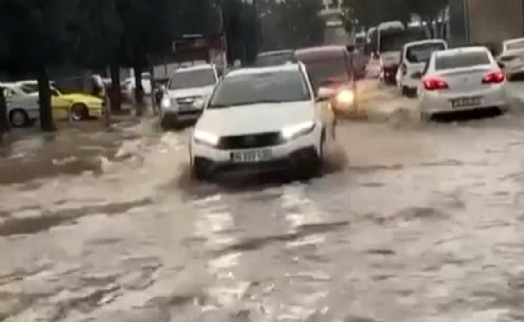 İzmir'de sağanak yağış caddeleri göle çevirdi