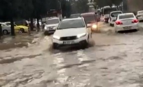 İzmir'de sağanak yağış caddeleri göle çevirdi