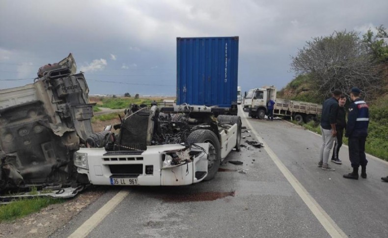 İzmir'de kamyonla tır çarpıştı: 1 ölü