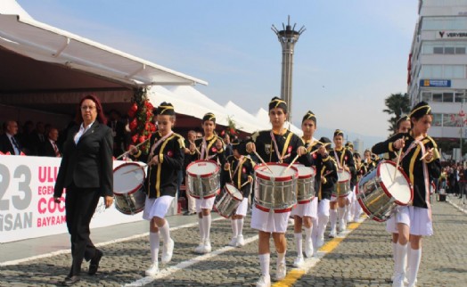 İzmir'de 23 Nisan coşkuyla kutlandı