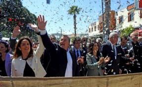 Alaçatı Ot Festivalinde renkli kortej