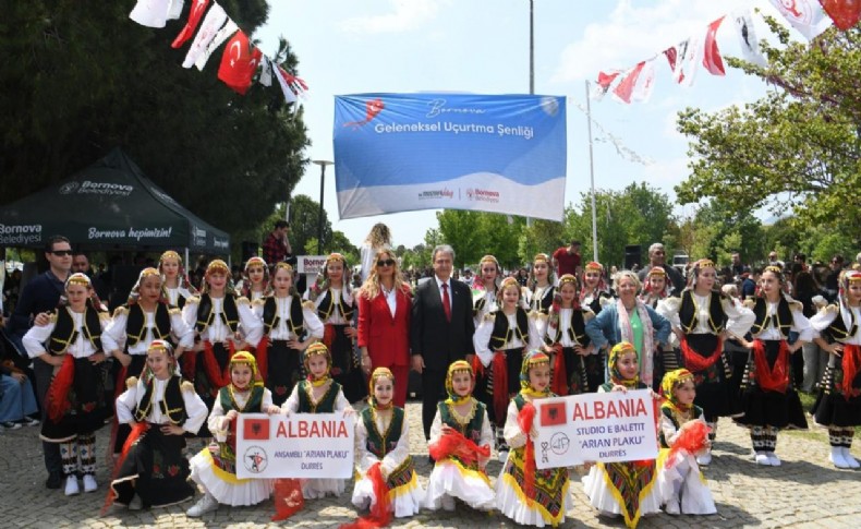 Bornova’da gökyüzü uçurtmalarla renklendi