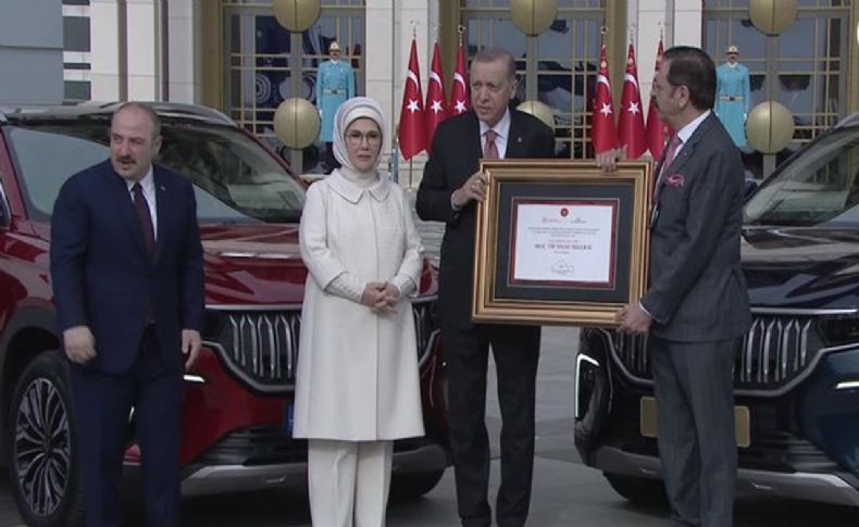 Üretilen ilk Togg Cumhurbaşkanı Erdoğan’a teslim edildi