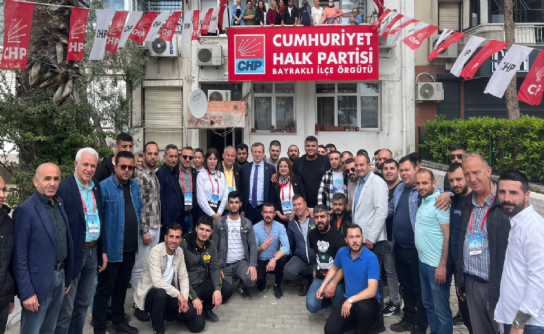 Aşkın Türeli'ye CHP Bayraklı İlçe Başkanlığı'ndan meşaleli karşılama